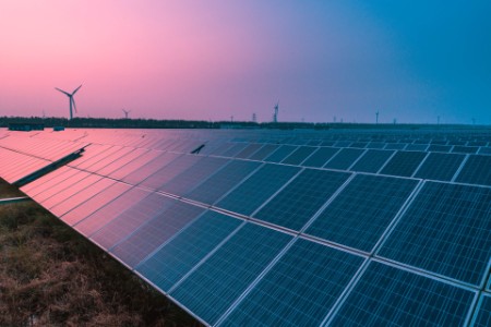 Zonnepanelen met windturbines