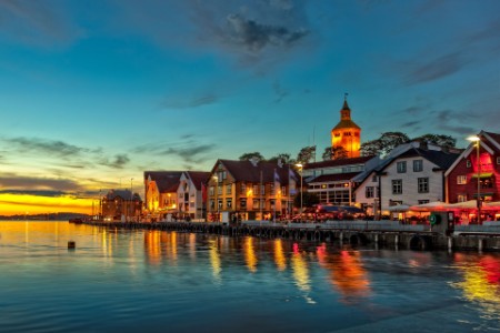 Stavanger om natten, en sjarmerende by i Norge.