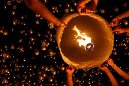 Svevende lanterner, Yi Peng, fyrverkerifestival i Chiangmai Thailand