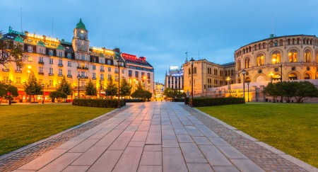 Bilde av stortinget i Oslo en ettermiddag/kveld