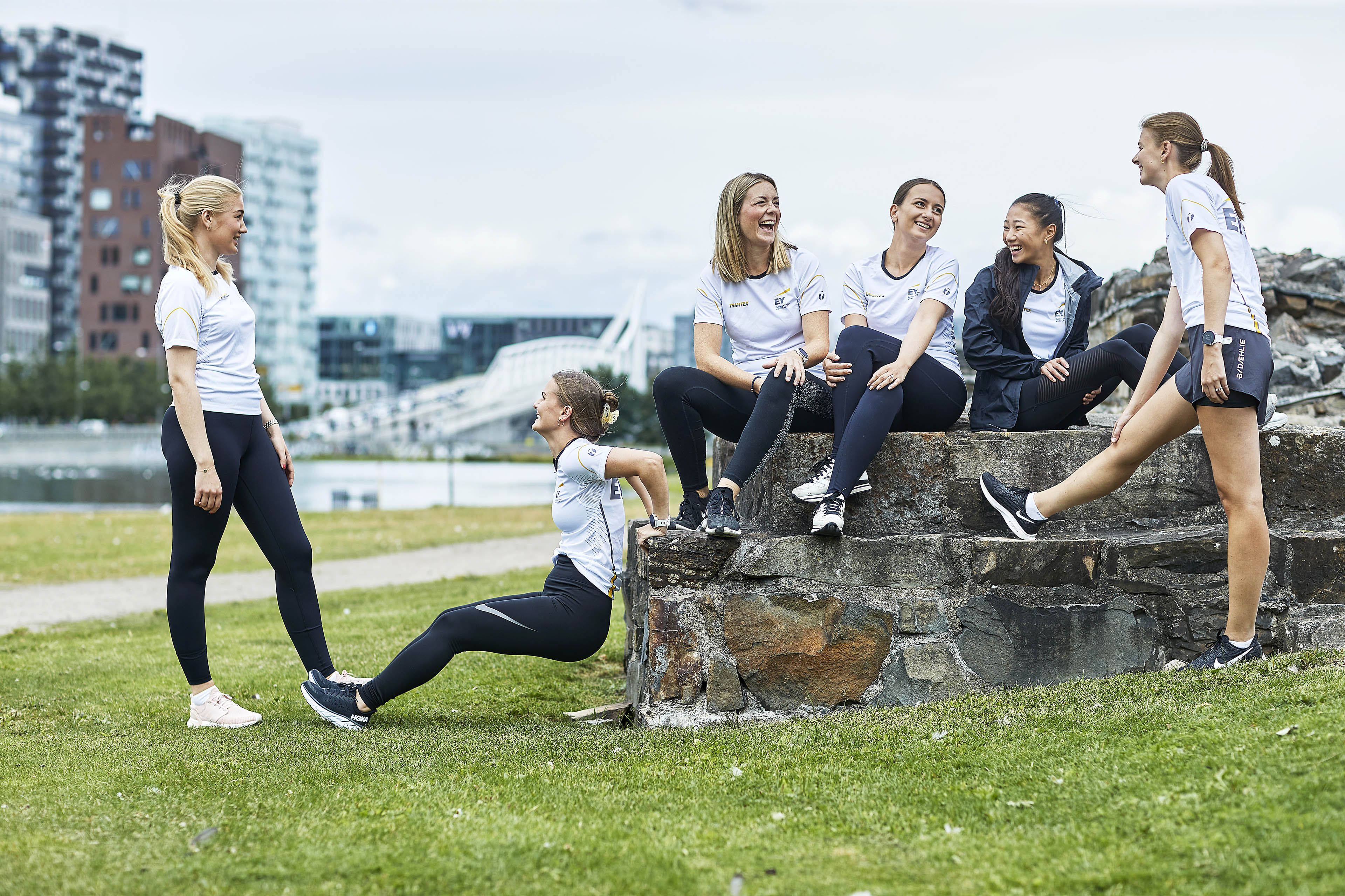 Seks kvinner i treningsutstyr ler og prater i Gamlebyen i Oslo