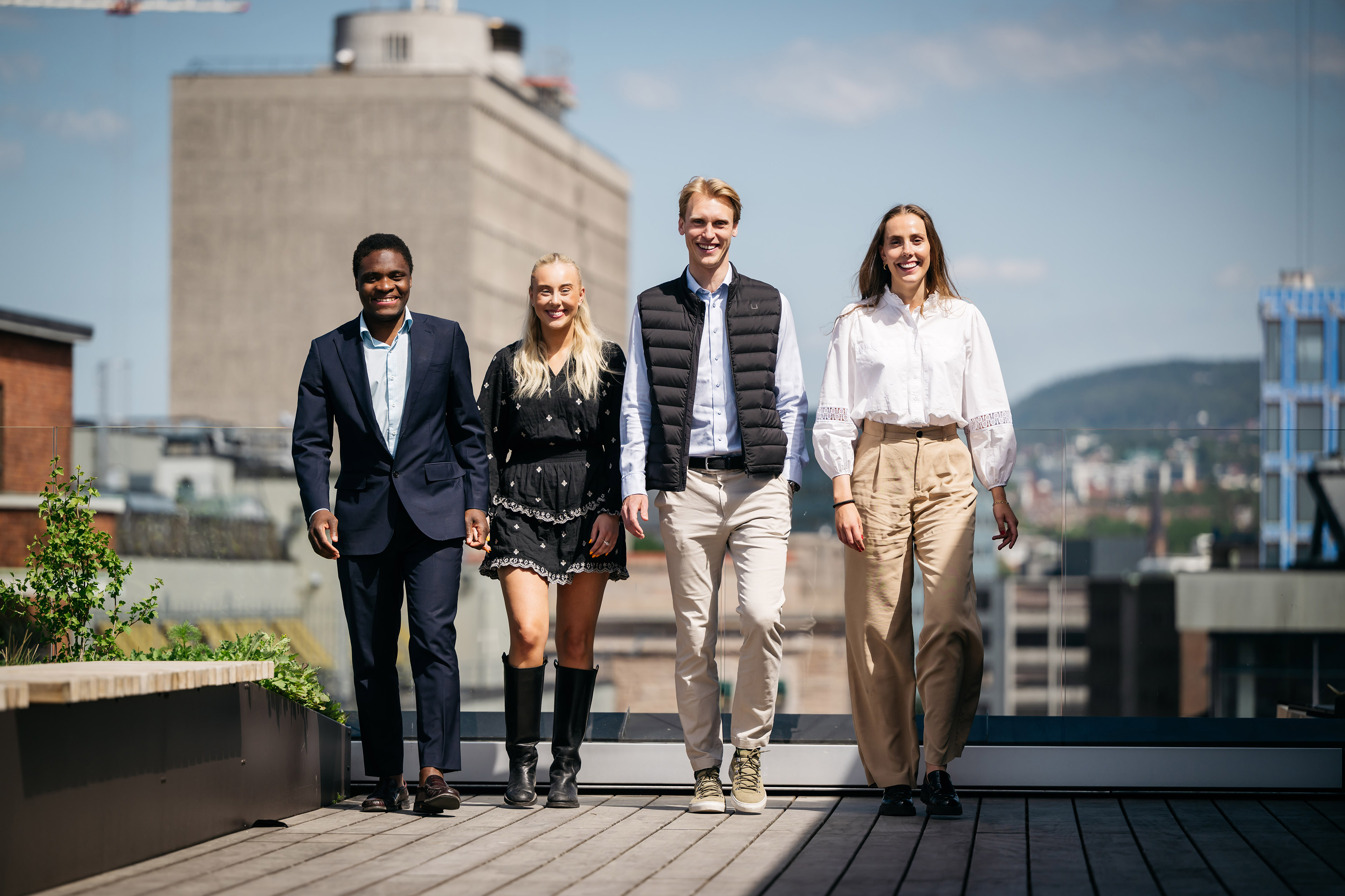 Bilde av fire nyutdannede ved vårt nye Oslo-kontor, S7