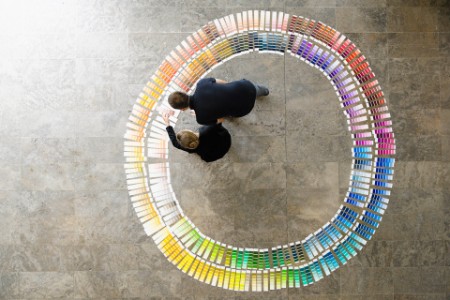 Mann og kvinne omringet av sirkel formet av fargeprøver