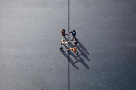 Ungdomsgruppe fotografert ovenfra på forskjellige malt asfaltflater, ved soloppgang.