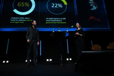 Bilde av Mads Ribe og Louise under Oslo Business Forum som har et foredrag om generativ KI/AI i Norge 