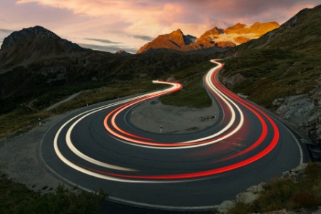 Bilspor lys på fjellveien, Sveits