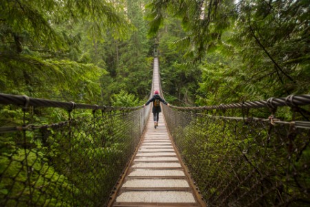 Kvinne på Lynn canyon hengebro