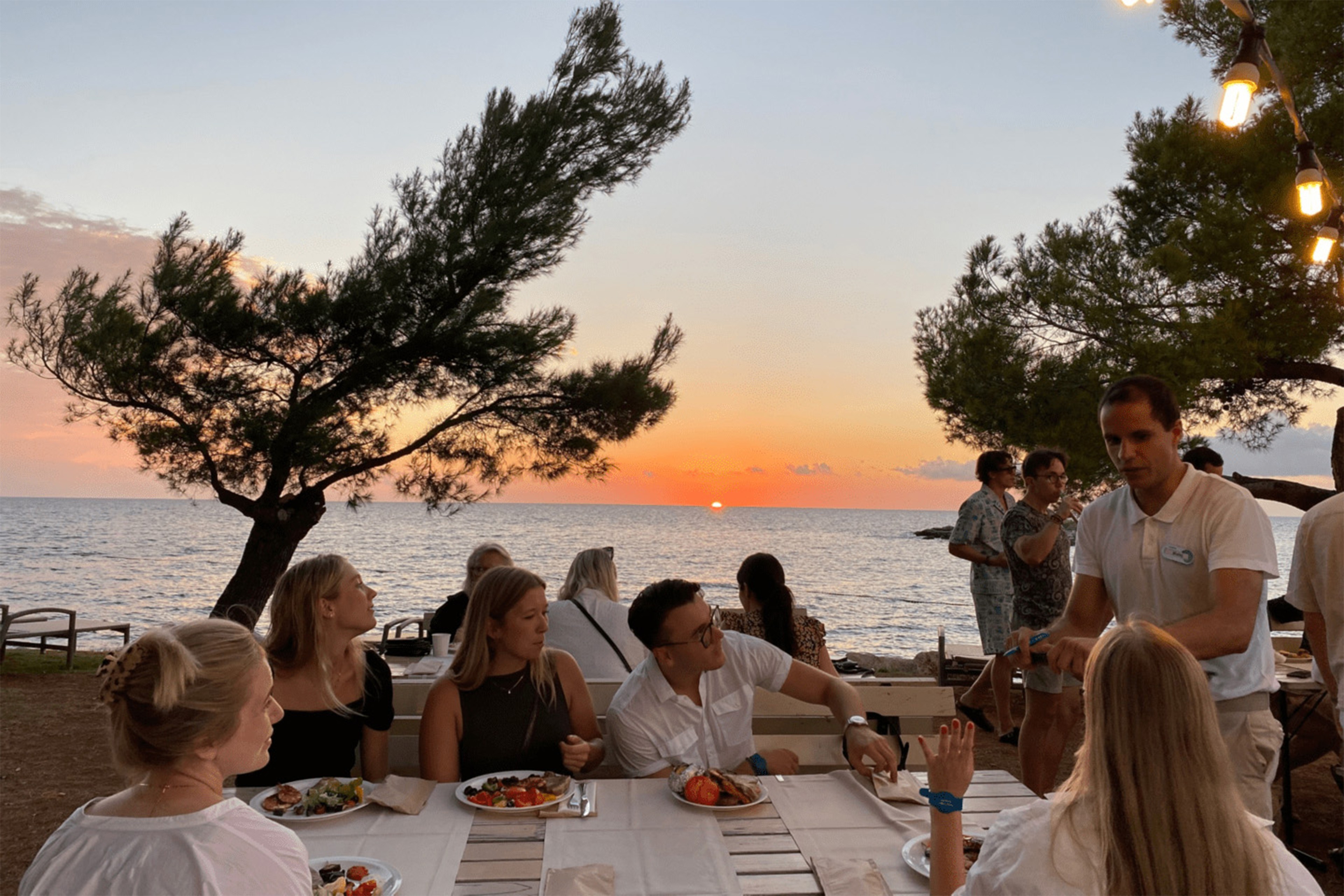 læringsakademimiddag foran stranden