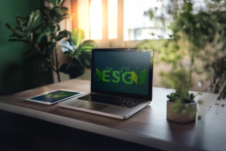 Forretningsmann planlegger ESG-prosjekt på laptop og nettbrett. Utvikler grønn energi, fornybare ressurser og bærekraftige løsninger. 