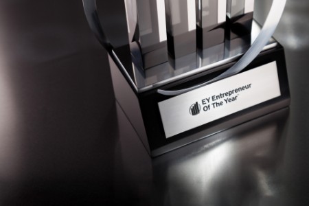 Bilde av en pokal i sølv med teksten: EY Entrepreneur Of The Year.