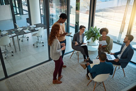 En gruppe mennesker har et møte på et moderne kontor
