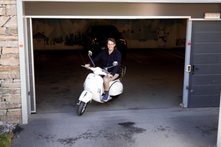 Henrik Christiansen på sin scooter