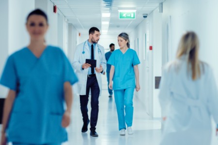 sykepleier og lege i sykehusgang