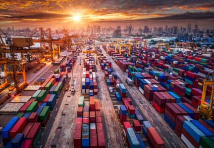 Global trade containerhavn i solnedgang