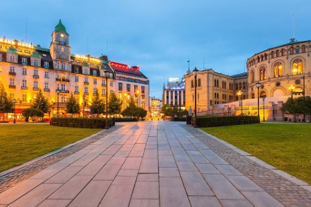 Bilde av stortinget i Oslo en ettermiddag/kveld