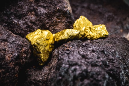 imagem mostra ouro em meio a outros minérios.