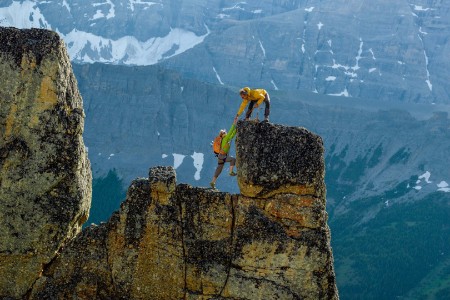 pessoas escalando montanha