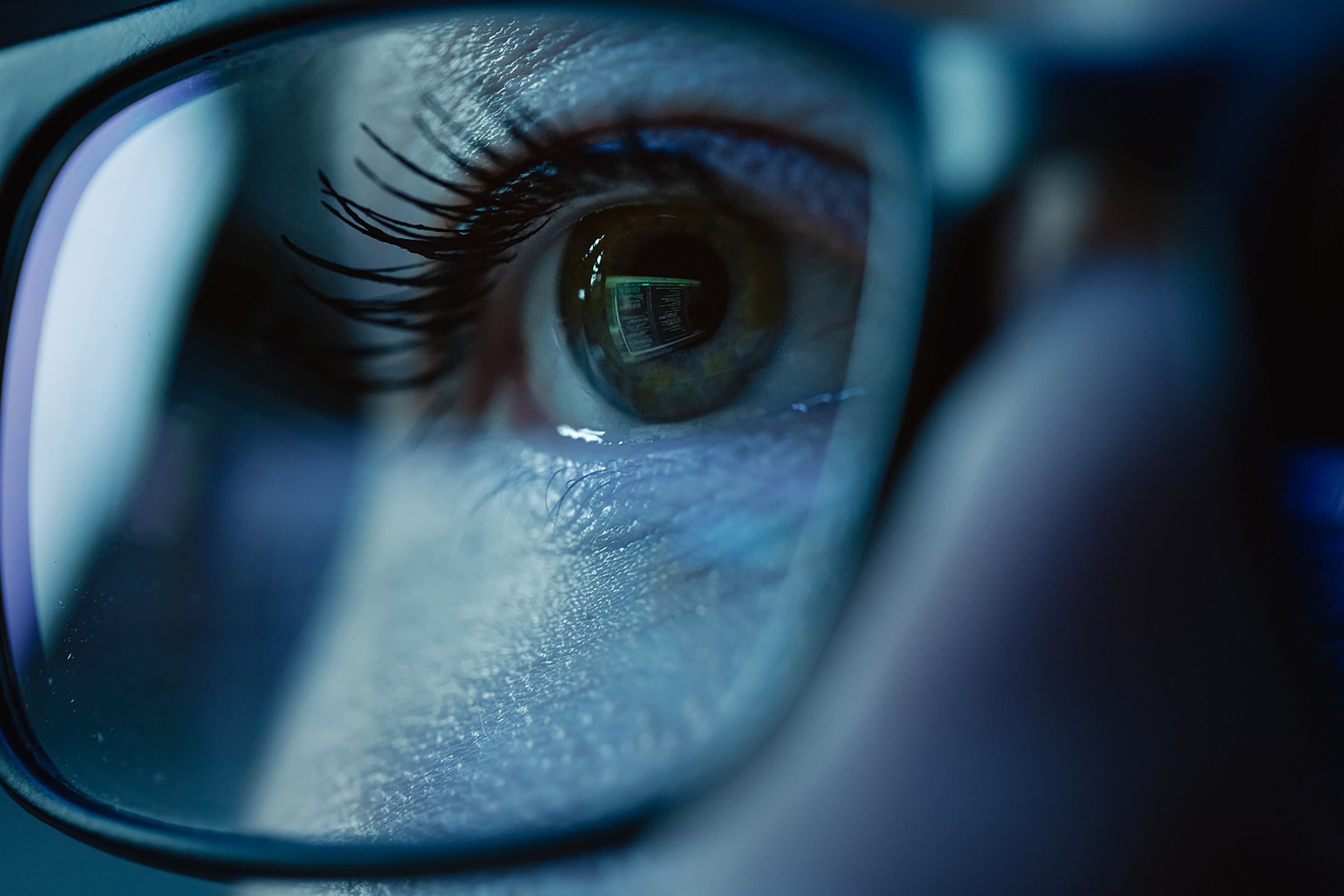 olho de uma pessoa com óculos