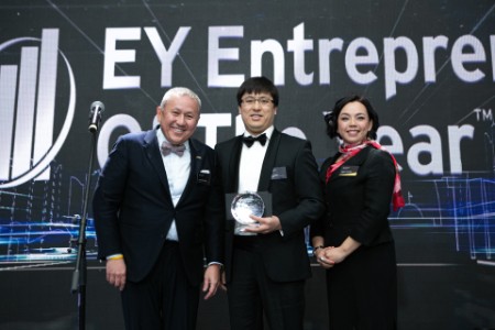 Победитель в номинации «Вклад в развитие предпринимательства: Передовые практики в Казахстане» — Ельдар Абдразаков, CEO Centras Capital 