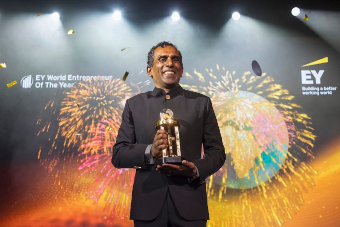 В 2024 году победителем международного конкурса EY «Предприниматель года» стал Веллайян Суббия из Индии