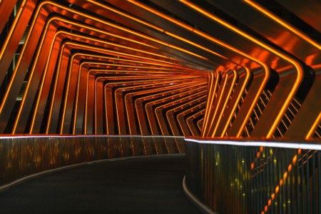 Мост с оранжево-красной неоновой подсвтекой