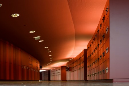 Красные шкафчики в изогнутом коридоре