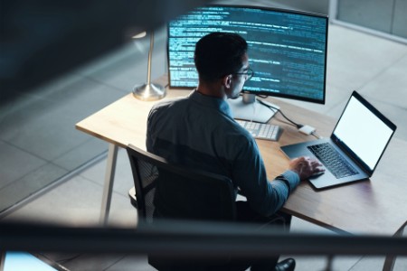 Bild på Man, programmerare och kodning på natten på bärbar datormockupskärm för nätverk