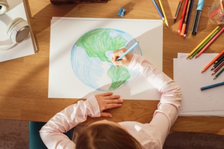Ett barn som ritar jordklotet