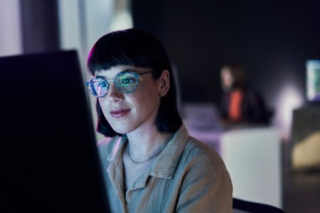 bilgisayara bakan gözlüklü kadın