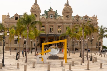 EY:s logotyp visas på ett torg i Monaco på EY WEOY 2022