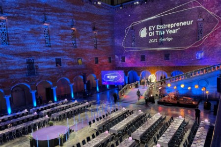 Blå hallen uppdukad till fest under den svenska finalen av Entrepreneur of the Year 2021