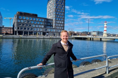 Jesper Arnshed tar ett foto framför EY-kontoret
