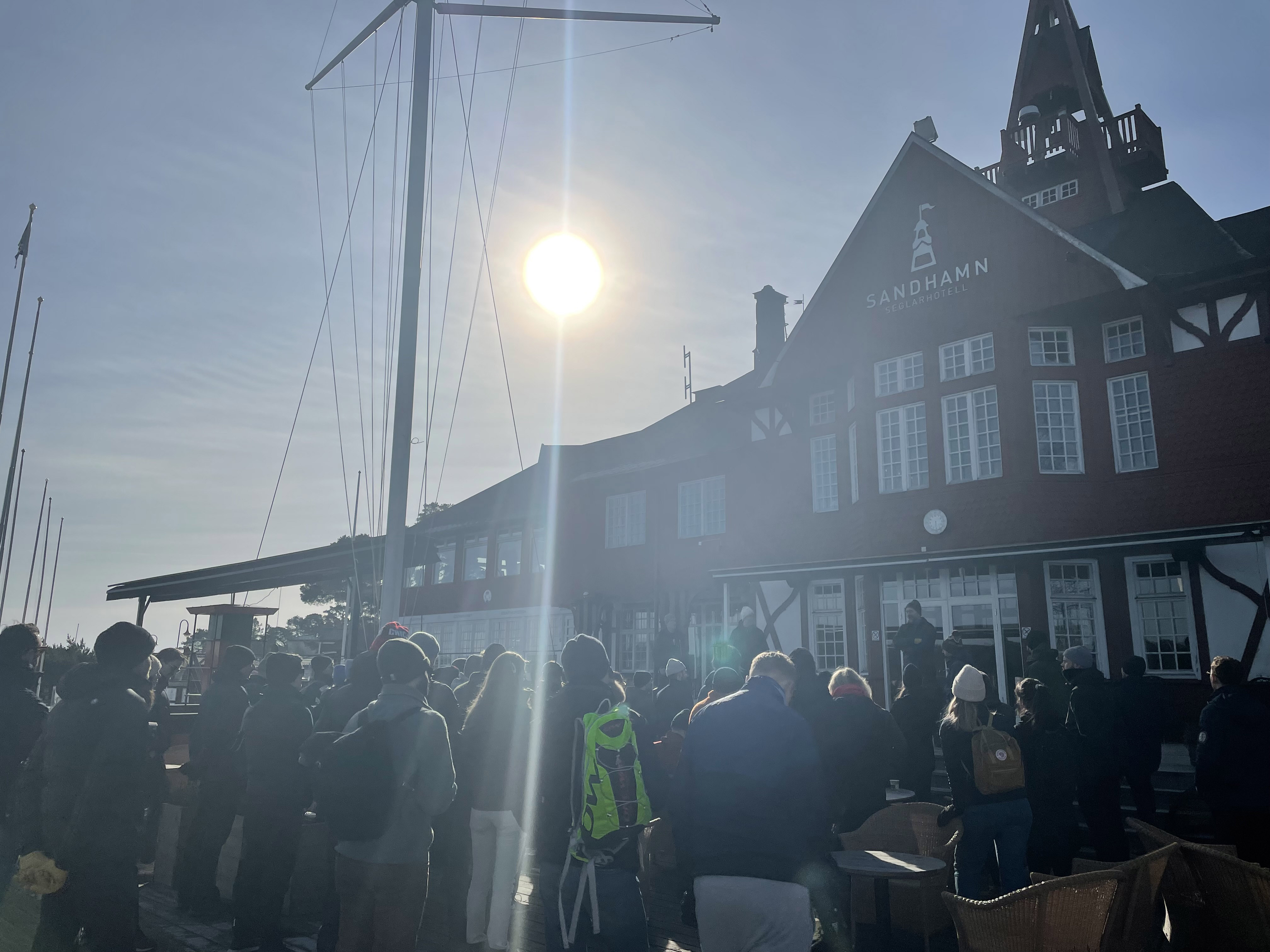 Peoples are standing out side of sandhamn