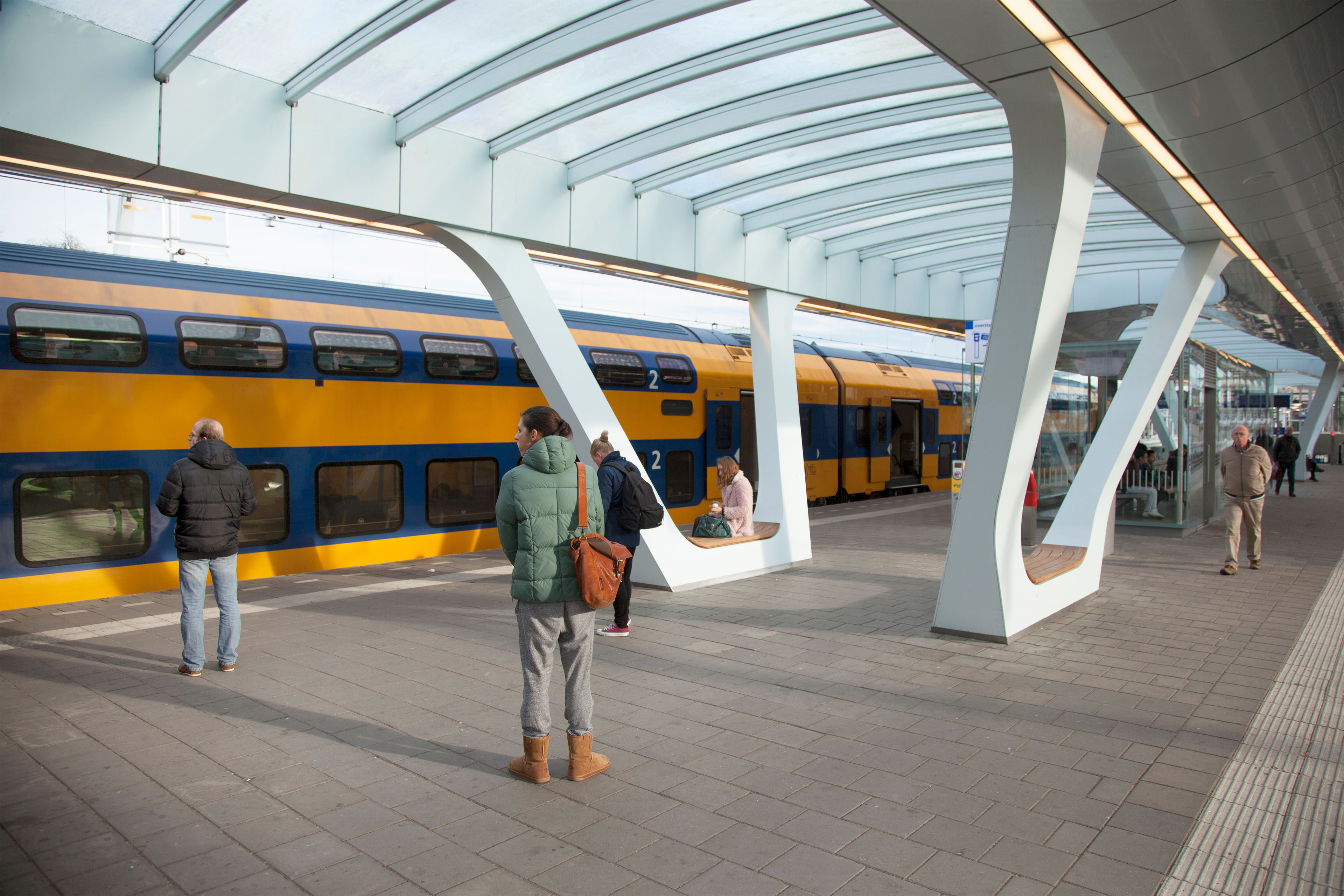 plattform för ny järnvägsstation i Arnhem med människor som väntar