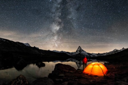 Ett tält i bergen under stjärnhimlen