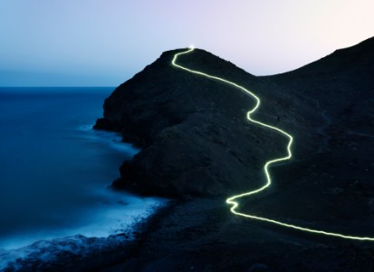 deniz kenarında ışıklı dağ yolu