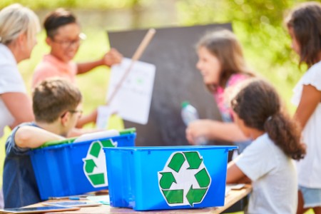 一群學生在戶外學習環保與資源回收再利用。
