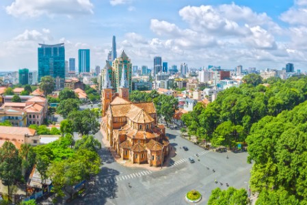 陽光下座落越南胡志明市的西貢聖母聖殿主教座堂